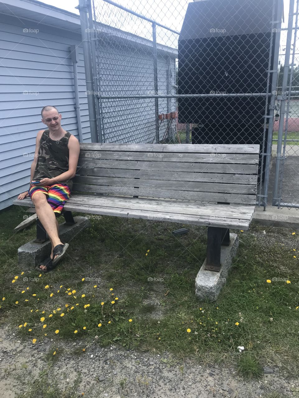 Banc et un amoureux qui a le sourire 