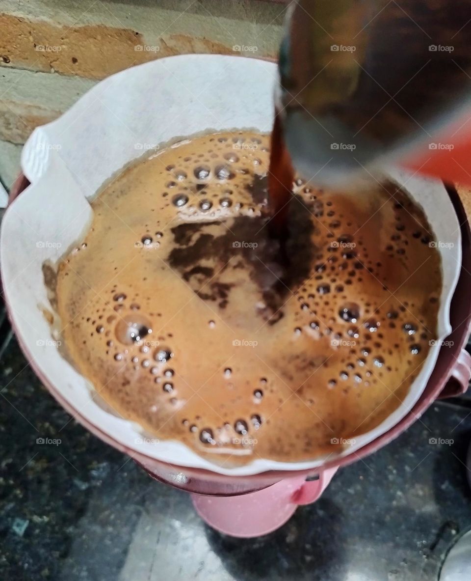 Coando um cafezinho fresquinho... que delícia, que aroma!