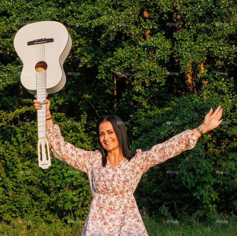 Beautiful woman, having fun and its so happy about her New guitar.  Thats so awesome.  ❤️🧡💛💚