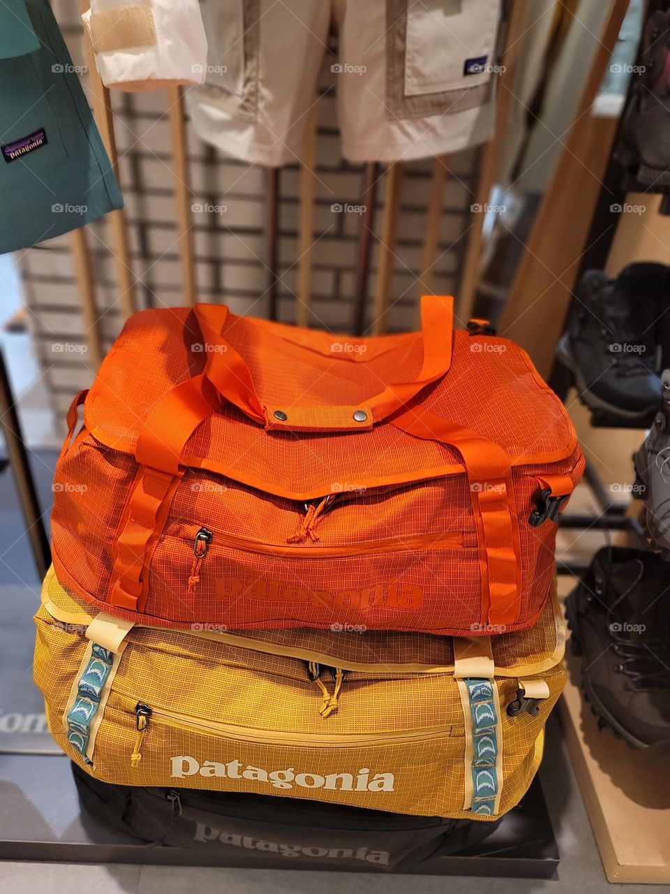 In the showcase, a colorful backpack is quietly displayed. The gorgeous patches of color seem to be telling stories of distant places, attracting every heart yearning for freedom.