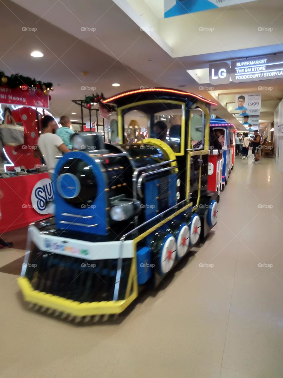 A REAL MINI CHILDREN TRAIN,, WITH NO RAILWAY AT SM CITY ,, JUST PAY A CERTAIN AMOUNT & ENJOY RIDE