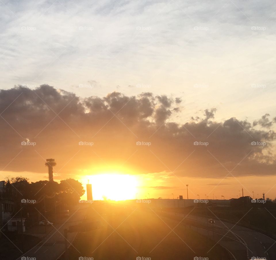 Um sol espetacular que se faz vivo no entardecer. Como não se inspirar com a beleza da natureza?