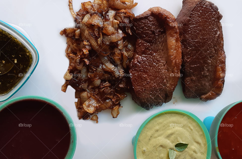 Um belo de um churrasco acebolado com rodízio de molhos hummm