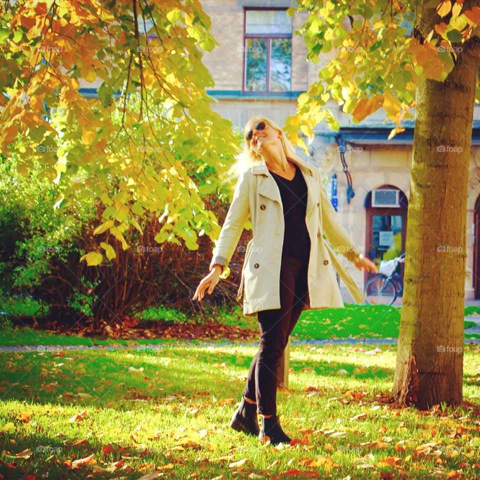  Happy  girl!. Solig färgrik höstdag