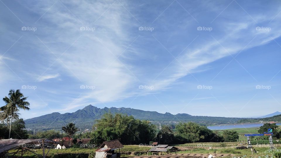 awan di langit yang biru
