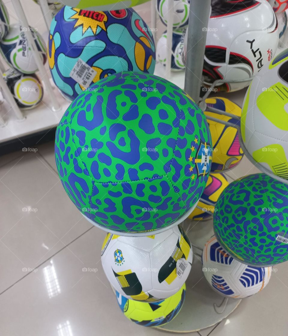 Círculo é o conjunto de pontos resultantes da união entre uma circunferência e seus pontos internos. podemos chamá-lo de bola, desta forma, conhecendo, essa palavra as pessoas vão associar o formato redondo ao círculo