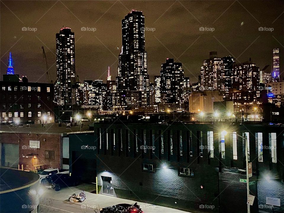 From a little further away here is the same view of „Long Island City“, Queens as well as parts of „Manhattan“ in the far background as seen from the „Greenpoint“, Bklyn side of the „Pulaski Bridge“ on a winter evening in 2023. Hypnotic Productions