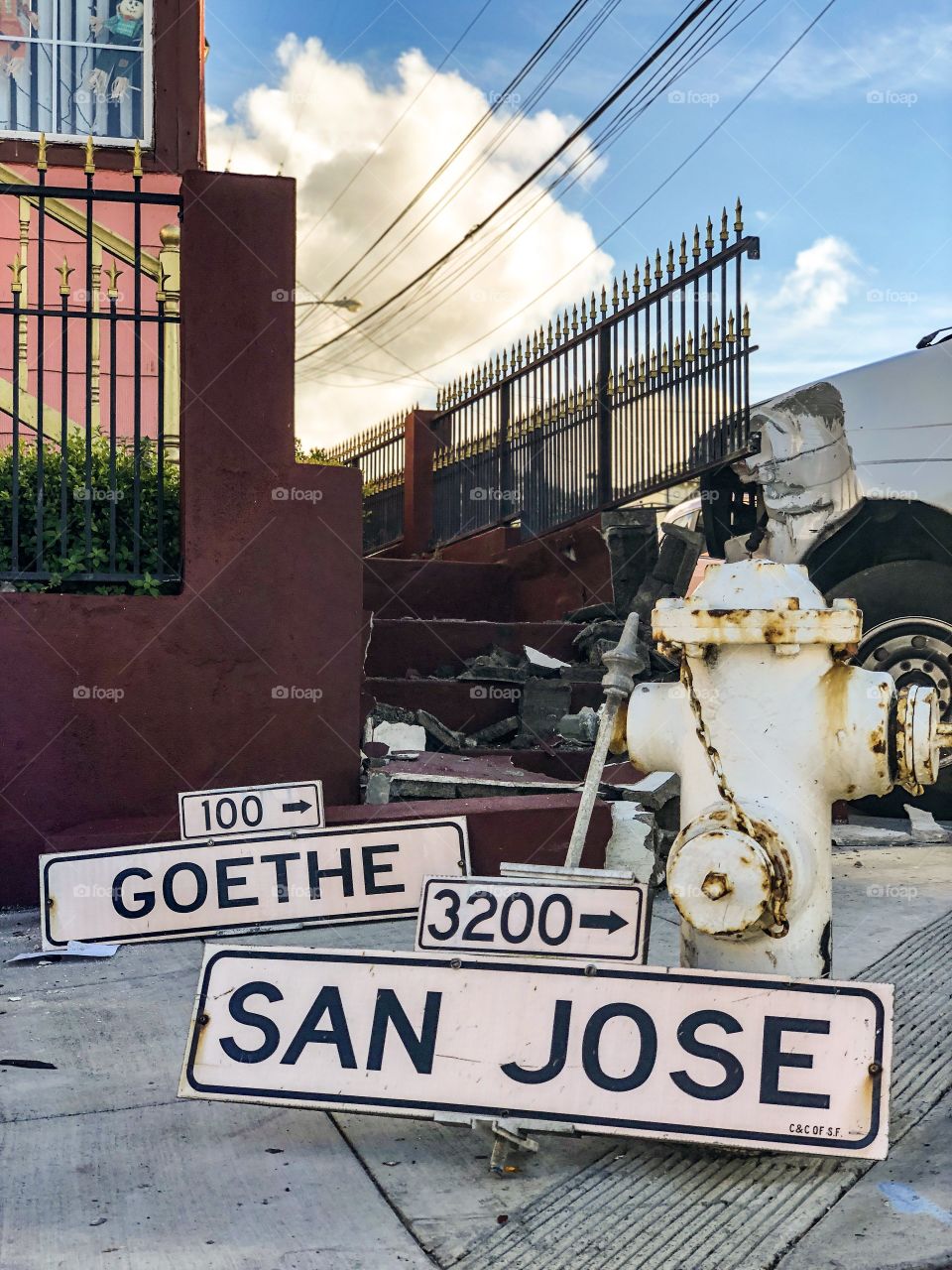 I was just editing this photo of the city... when BAM 💥 🚒🚑🚗🚚🚐🚨🚔 ANOTHER huge accident outside my window... check my story to see the whole thing....
.
.
