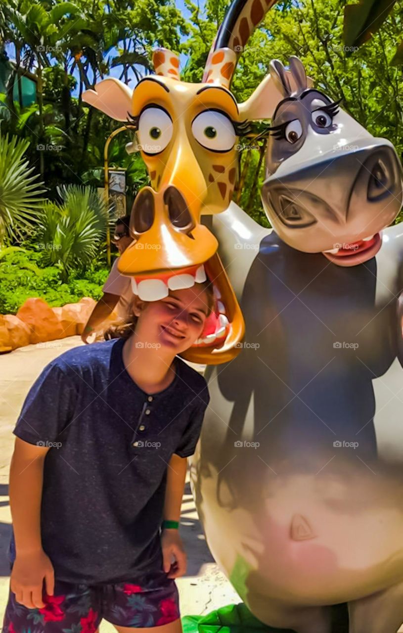 Beto Carrero World: The largest theme park in Latin America.  Image of a girl having fun with characters from the movie Madagascar.
Beto Carrero World: O maior parque temático da América Latina.  Imagem de garota se divertindo com personagens.