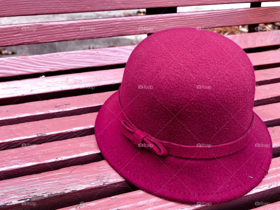 A magenta hat on the bench