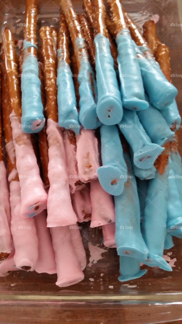 pretzels with blue or pink icing for gender reveal