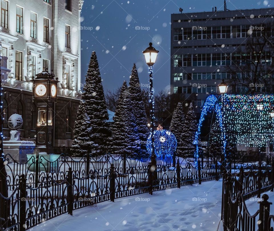 mobile photo landscape winter night square with clock