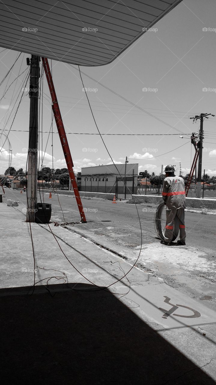 Homens, rua, fios, calos, postes, energia, alta tensão...