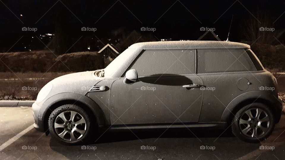 Car covered in rime frost ice , bil täckt av rimfrost is 
