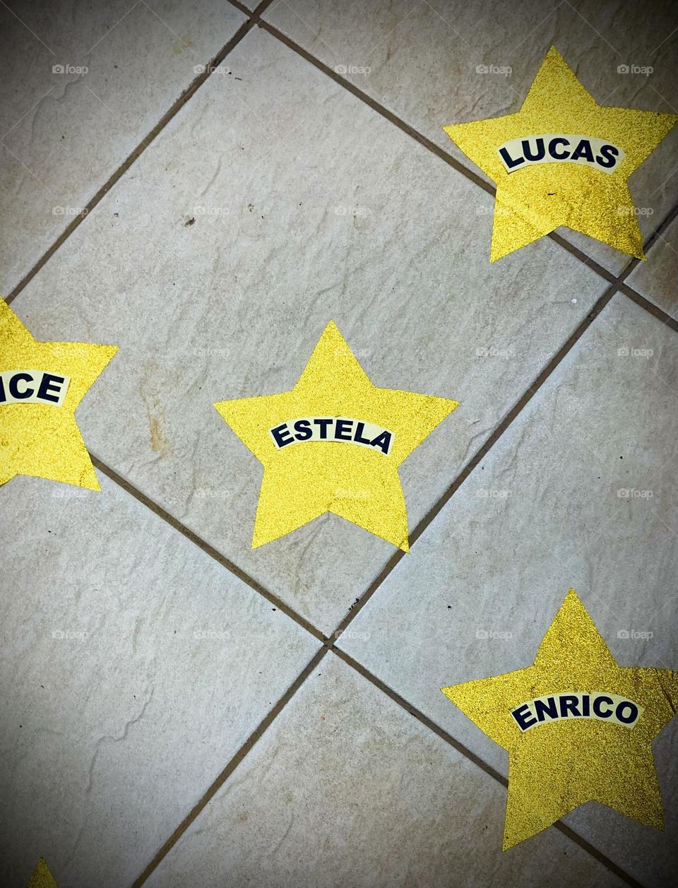 🇺🇸 A beautiful graduation decoration from my daughter's school: stars, in honor of the children! / 🇧🇷 Uma linda decoração de formatura da escola da minha filha: estrelas, em homenagem às crianças!