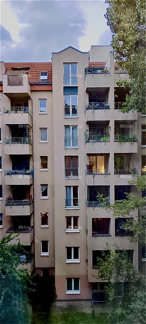 This is one of the neighboring buildings of the „Pension Margrit“ in „Wilmersdorf“, „Berlin“, Germany. It is sundown time now and people are beginning to put the electric night lights on. 2023. Hypnotic Productions