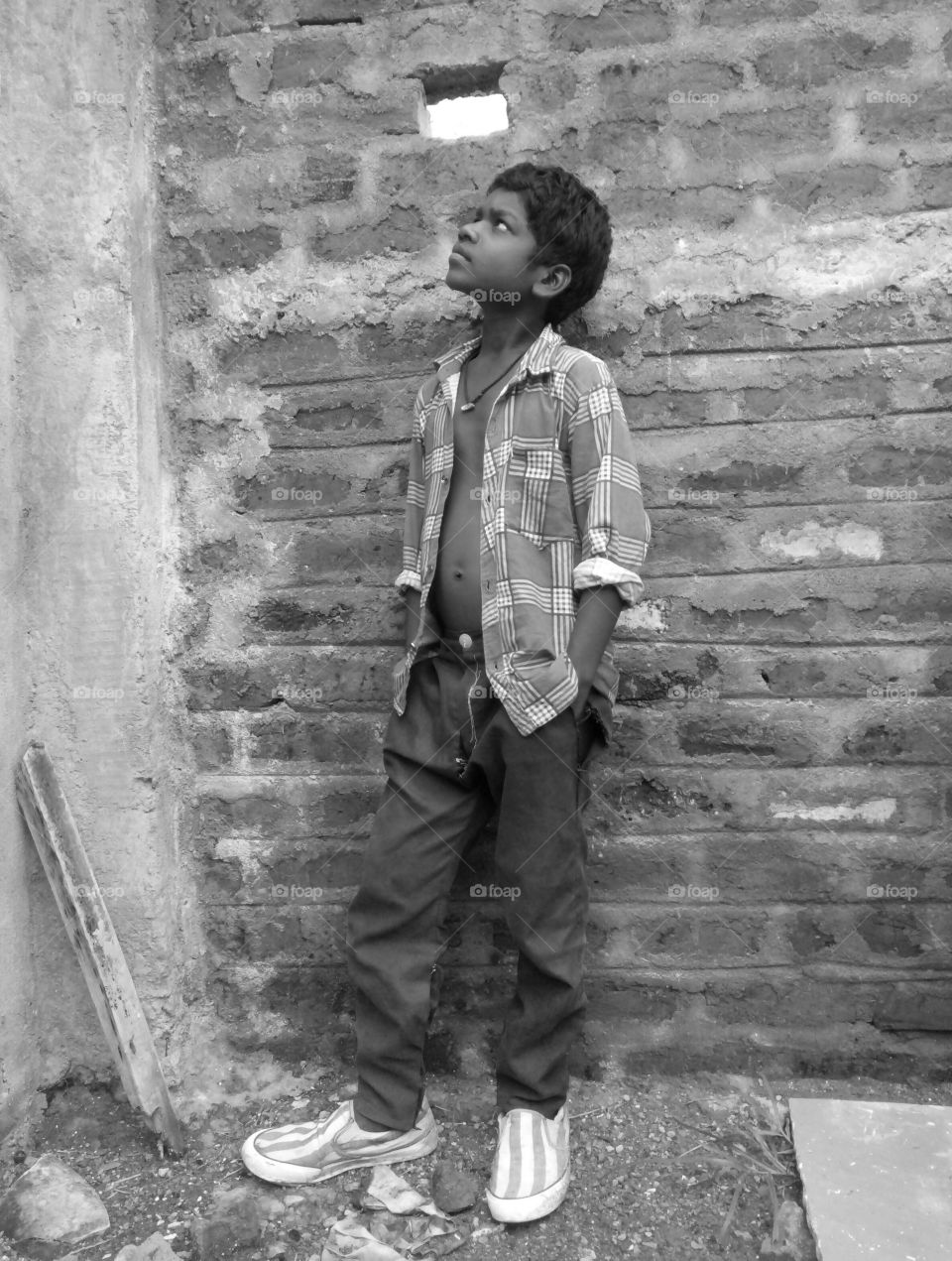 a one boy photo/single boy photo/indian boy photo/real indian boy photo/real photo of indian kid/good photo of boy/full photo of boy/this is real poor boy photo/model boy photo/kids model photo of boy