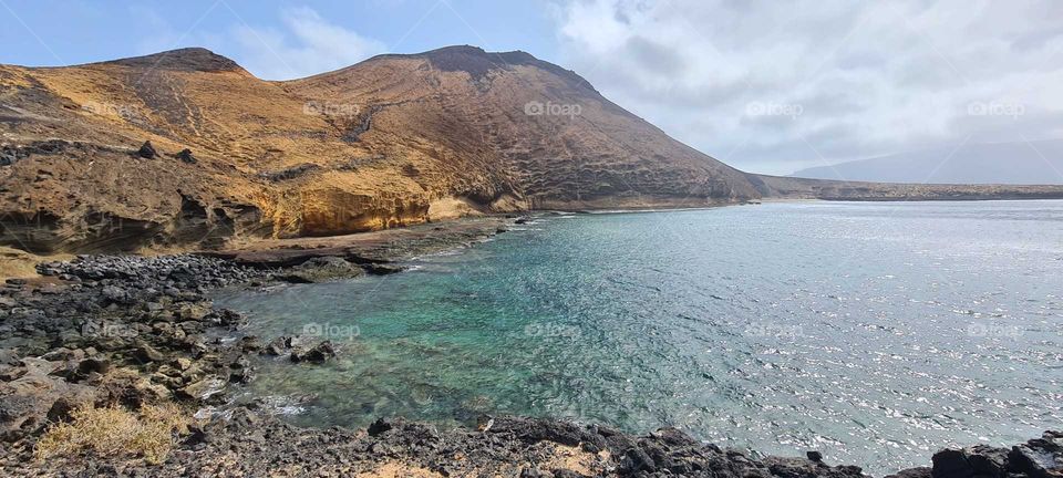 paisaje se montaña con aguas cristalinas