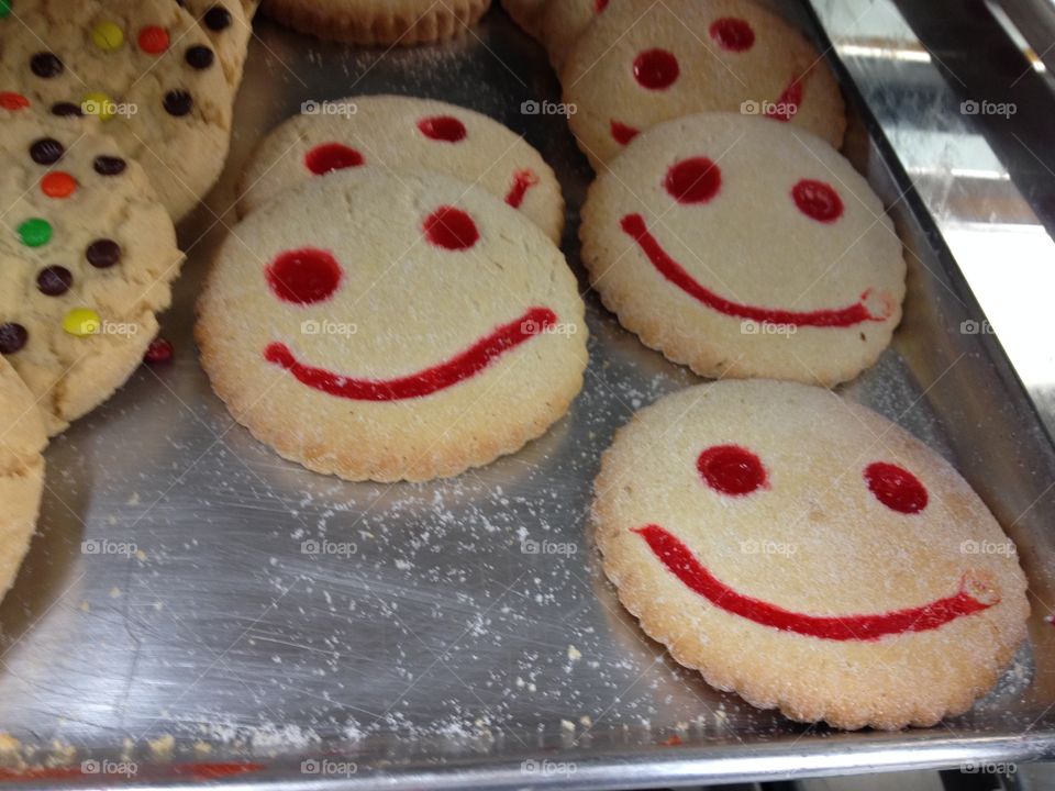 Be happy.. Saw these cute cookies while shopping and they made me smile. 