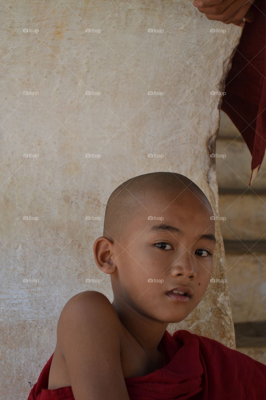 He knows too much . Pescefull monk someteré in Bagan , Myanmar 