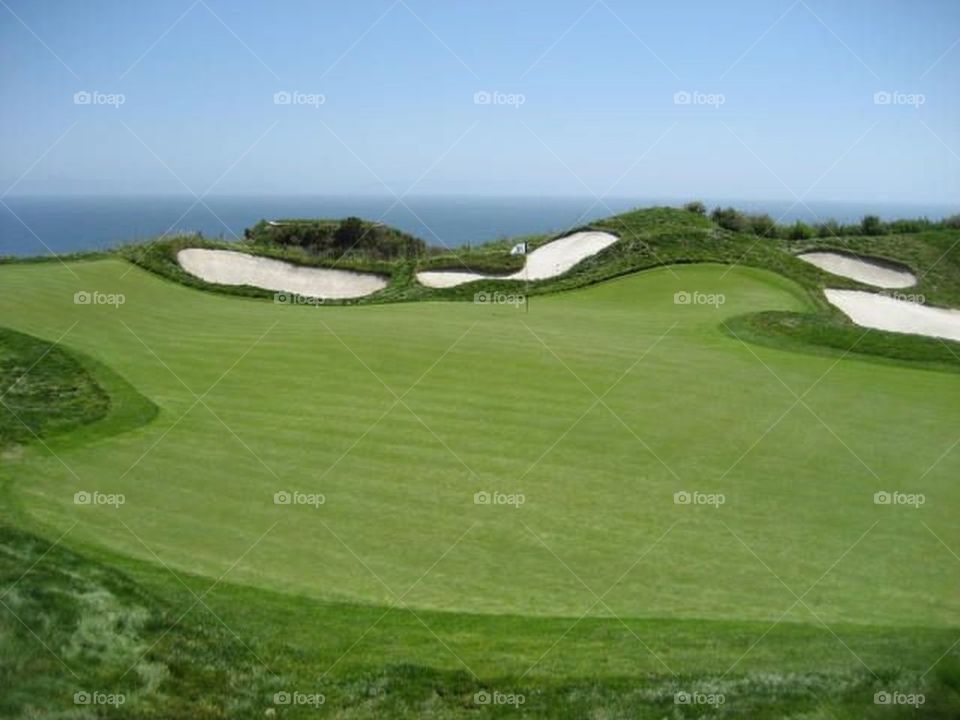 Golf hole with ocean in the back