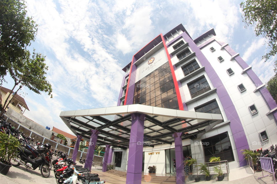 gedung baru ini membuat amikom semakin besar
