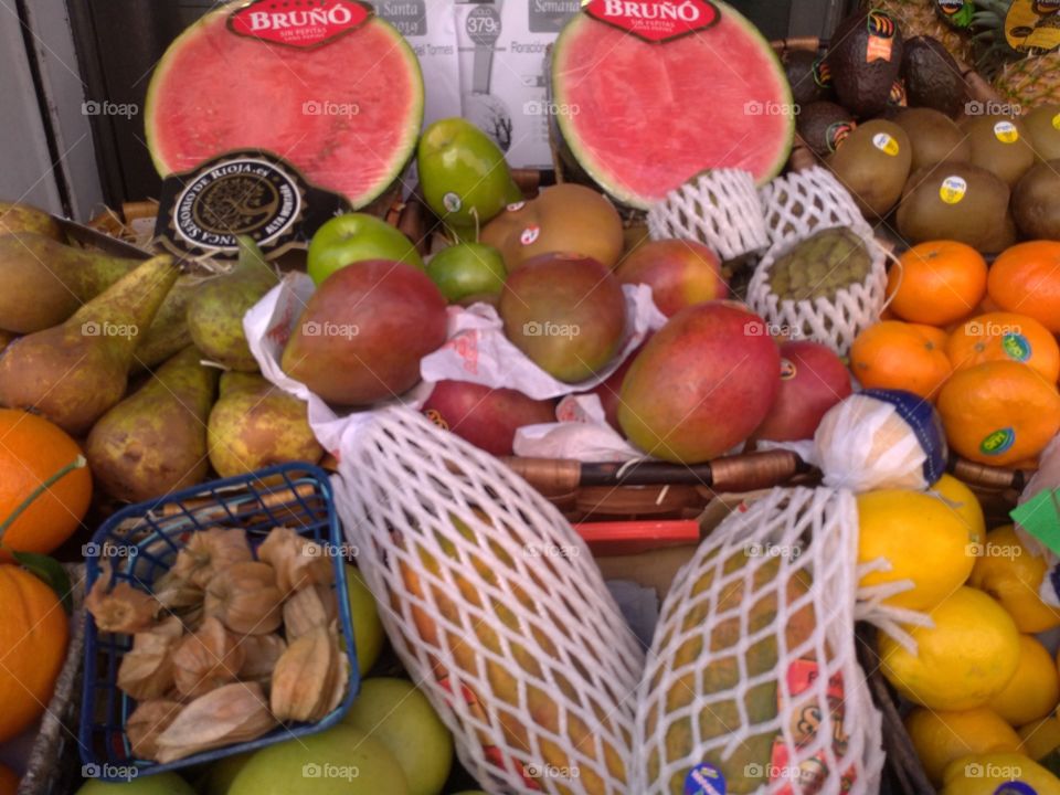 Diversas frutas en un escaparate