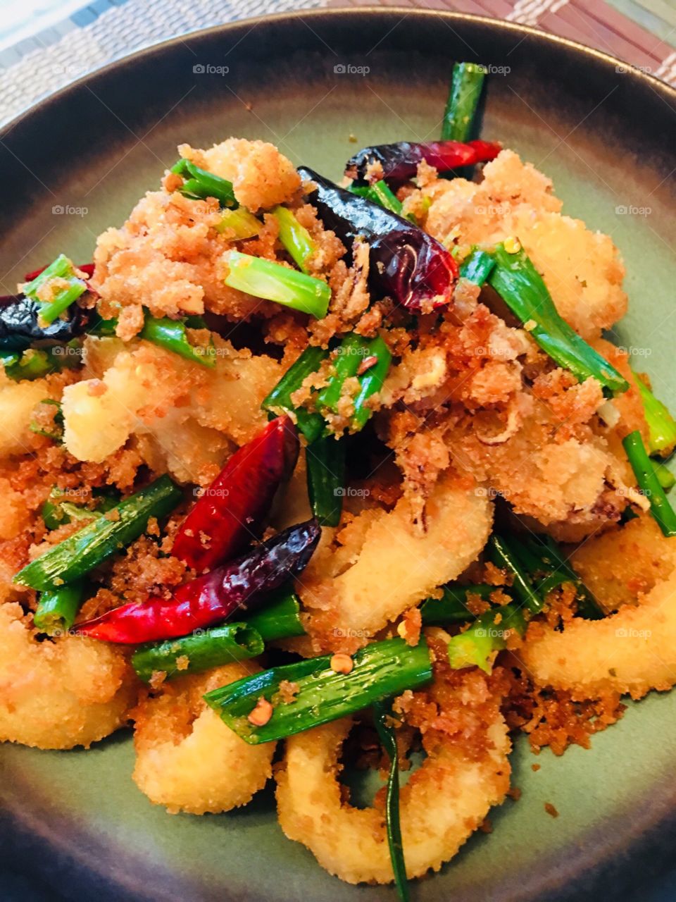 Crispy calamari with chilies and onions 