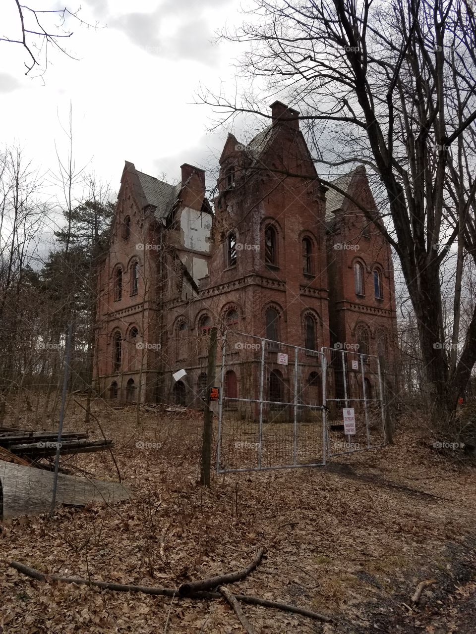 abandoned mansion
decayed mansion