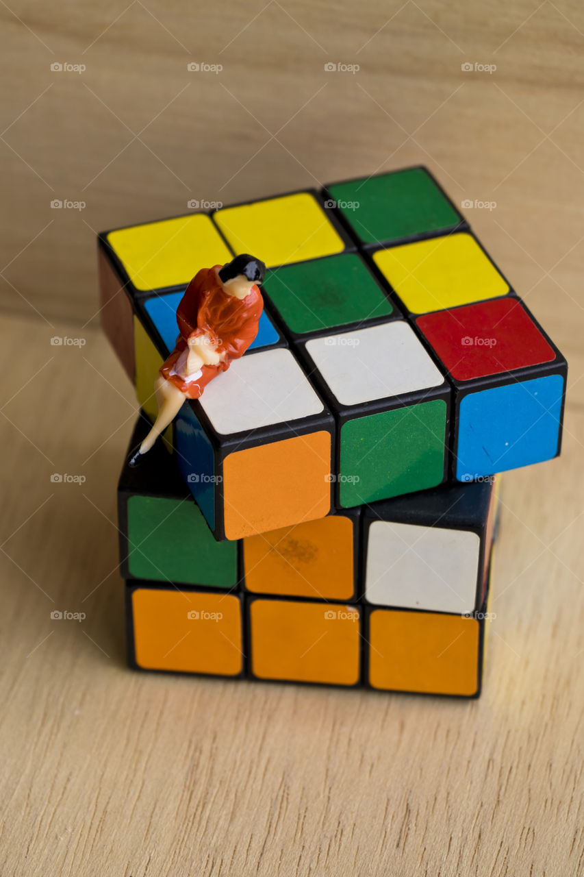 The solution should be skillful, thoughtful, calm and thoughtful. (Toys that enhance skills are Rubik)
