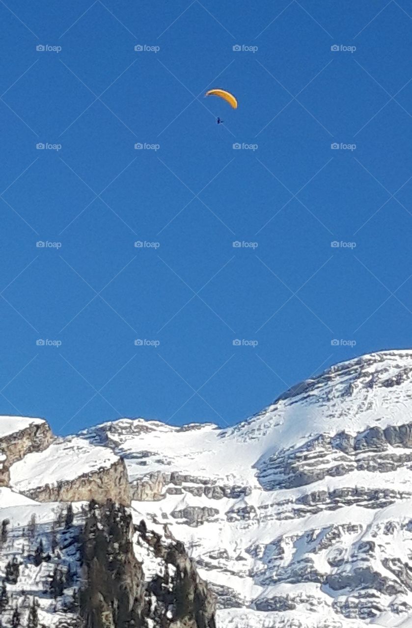 vol dans les montagnes