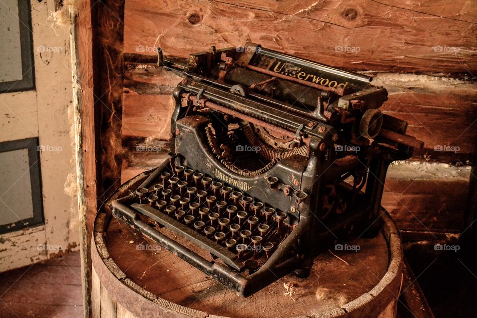 Old typewriter 