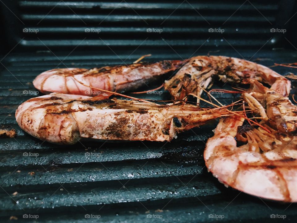 Cooking shrimp on the grill