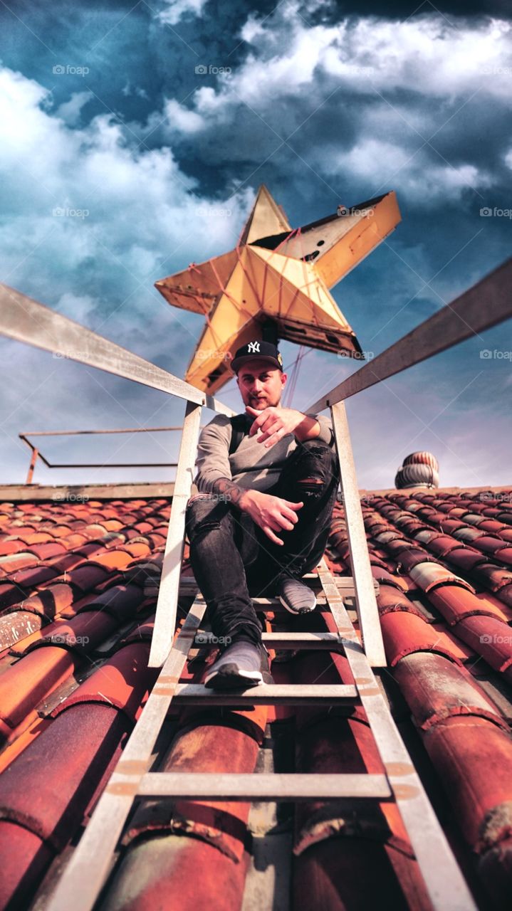 Go where you want to Like an eagle flyin' high Just take a shot Take it while it's hot All you gotta try cause... Everyone's a star Shinin' in the spotlight tonight Everyone's a star Everyone's alive