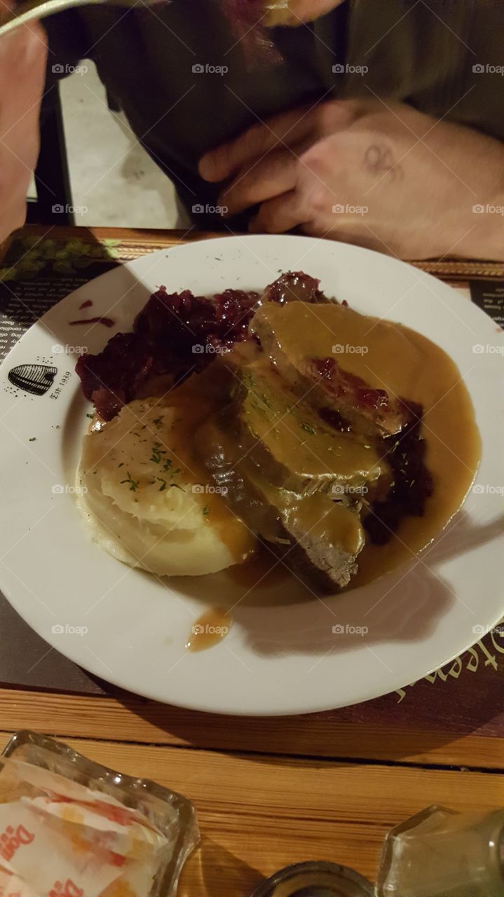 nischer sauerbraten. nischer sauerbraten
Braised beef in a sweet & tangy gravy served with potato dumplings & red cabbage