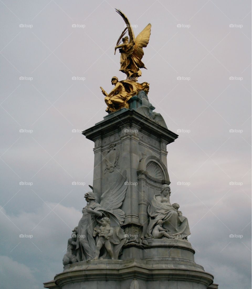 The Monument, Buckingham Palace