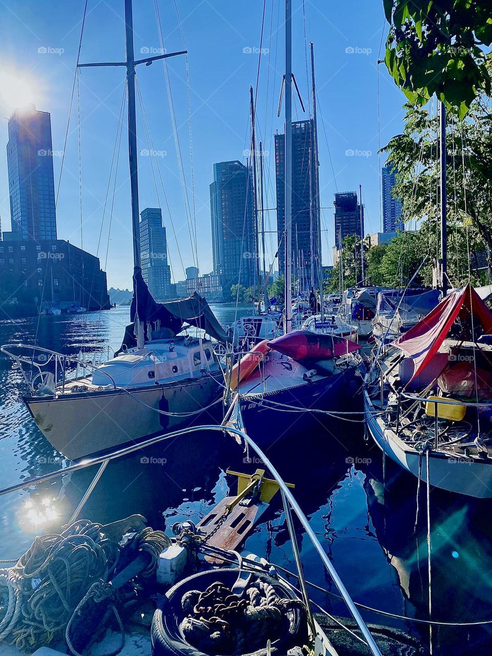 This is charming „Newtown Creek“ by the „Pulaski Bridge“ in LIC, Queens. A great variety of boats is tied to the shore here and this was photographed from aboard one of them, the „Salvation“. 2023. Hypnotic Productions