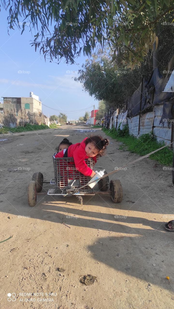 A picture that expresses the simple life of the shelves