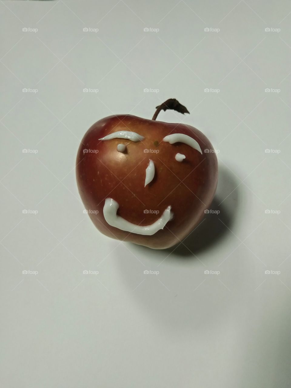 The smiling apple
