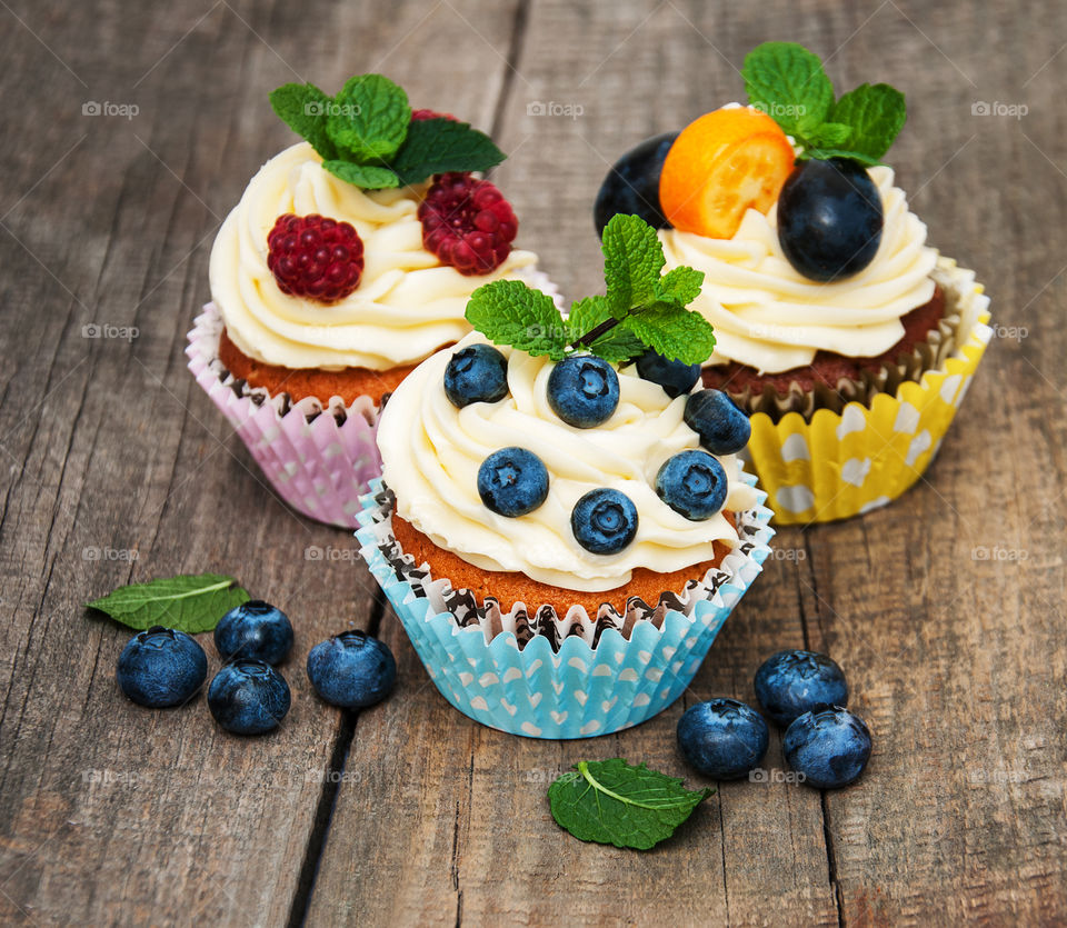 Cupcakes with berries 