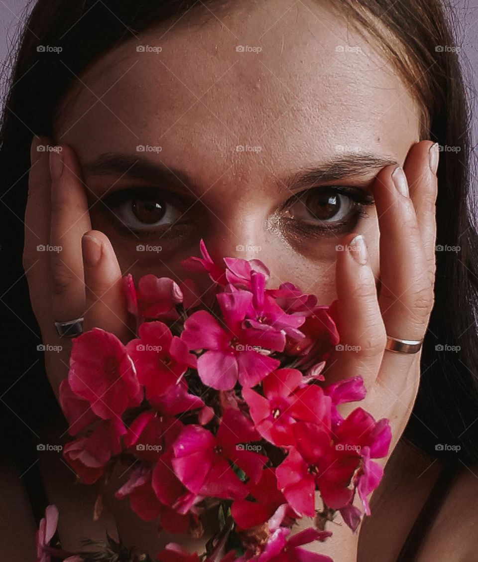 Dark makeup for brown eyes