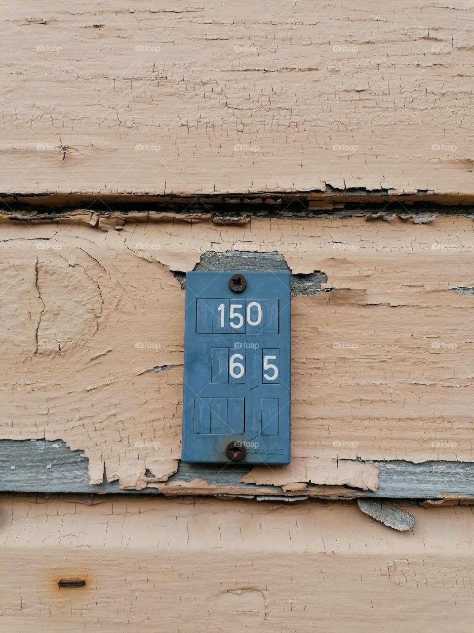 Old signs on the walls of the house tell you where the water pipe closure is. Important information.
