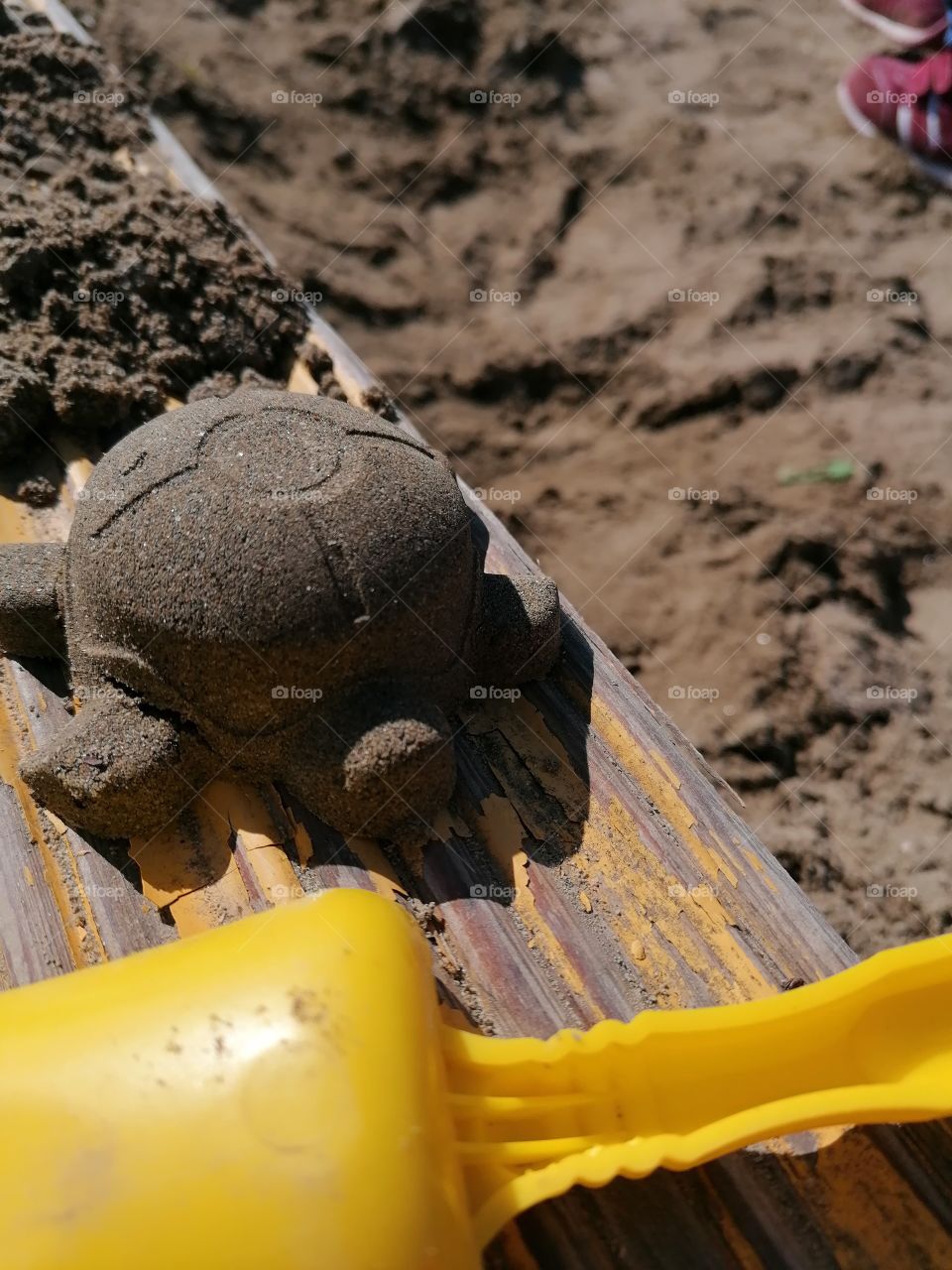 The children's favorite game in summer is to make cakes in the sandbox.