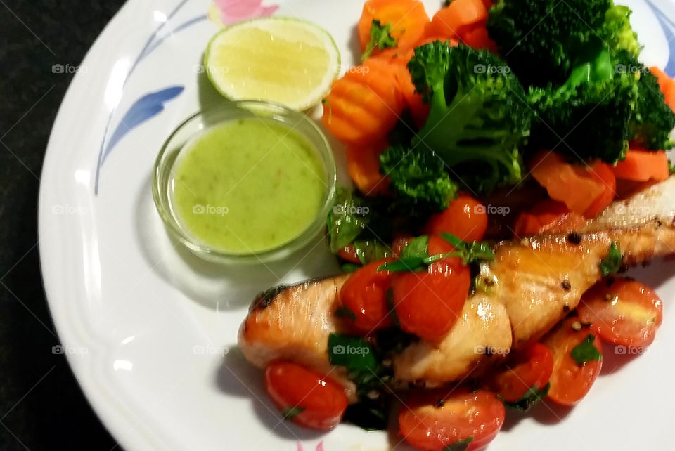 Salmon grilled on top with crunchy stire fried vegetable serve with lime and seafood sauce, Yummy.