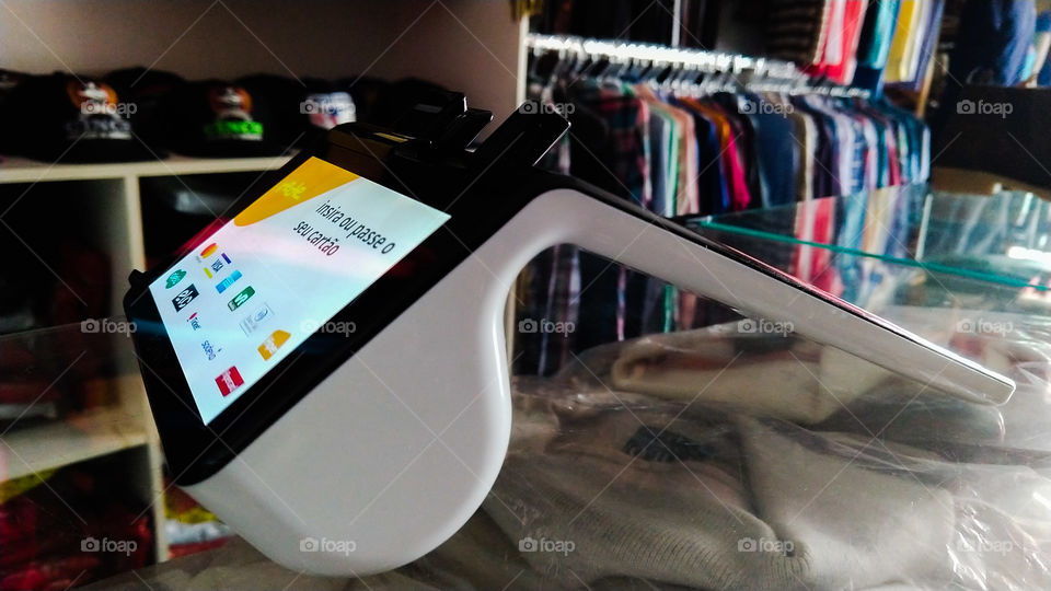 Compras com maquininha e cartão de crédito.