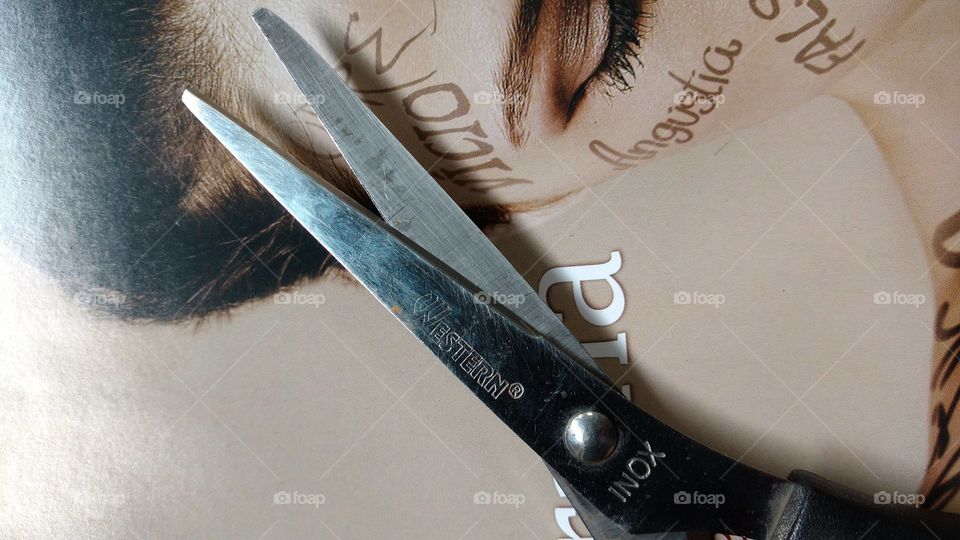 Tesoura sobre a capa da revista.