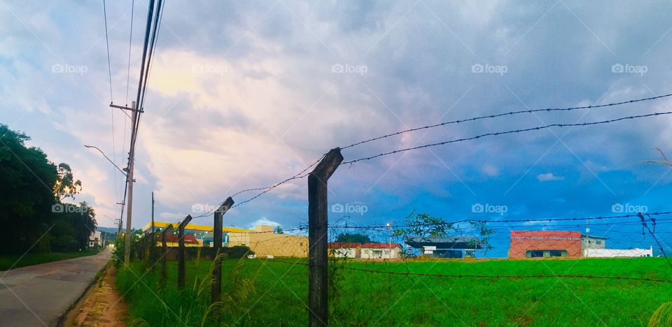 Nossa foto #panorâmica do #amanhecer: 08h, #céu azul, pasto verdejante e ao fundo as #nuvens dispersando!