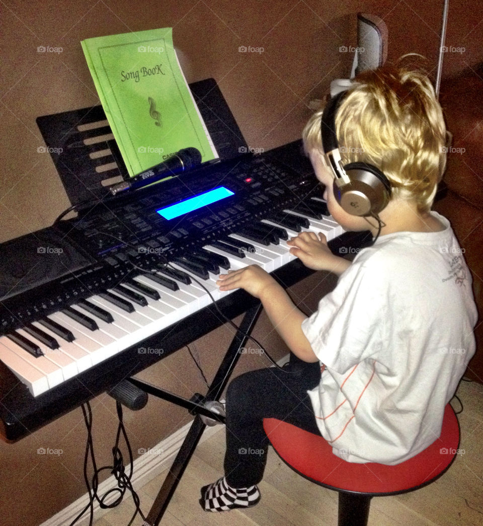 playing boy music piano by puckot44