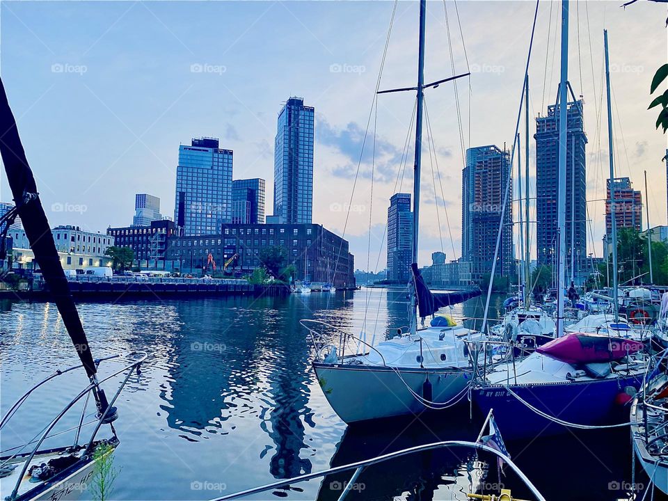 This picture clearly shows that nightfall is near. But there’s still a few hours to admire the scenery here at „Newtown Creek“ by the „Pulaski Bridge“ in LIC, Queens. 2023. Hypnotic Productions