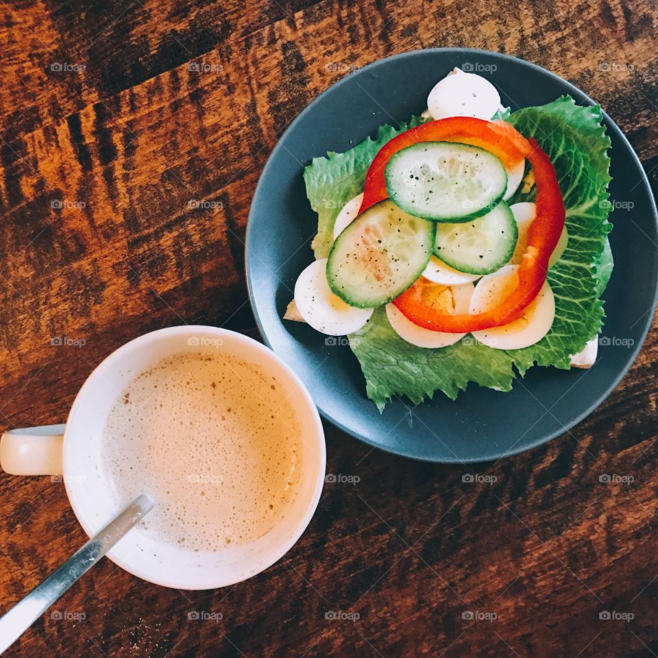 Egg sandwich with latte 